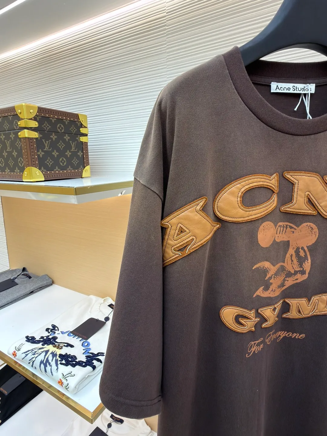 Acne Studios distressed logo short sleeves ●Original version: purchased and developed for 4100 ●Item number: 1682345-A15 ●Fabric: soft plain weave fabric ●Technology: glue printing ●Color: brown gradient ●Version: fitted version ●Weight: about 395 grams ●Size: S-M-L-XL ●Description: Customized elegant cotton double-ply soft plain weave fabric, soft and delicate, comfortable and close to the skin, with warm brown as the main color with grayscale It is unobtrusive but has an overwhelming aura. The ACNE GYM logo on the body is outlined with powerful brown lines. For Everyone is simple but contains profound meaning. The inadvertently smudged distressed effect meets the carrier of retro feelings, which is full of fashion tension, making every outfit a fashion feast. Adopting imported machine appliqué embroidery technology, using advanced computer control systems and precision mechanical components to achieve ACNE GYM appliqué embroidery operations, presenting an embroidery effect with both clarity and three-dimensionality. Glue printing is used. The printing has been modified three times with the film screen. Use glue liquid paint to print the pattern on the fabric. Bake the fabric to fix the gradient of the printed image and make it look old. By spraying dyes of different colors on the surface of the fabric, the clothes can show rich color changes under different lights. Increase the visual layering. The fabrics have been washed, have a better hand feel and texture, are not easy to deform, are not easy to shrink, are not easy to fade, and maintain long-term beauty. The overall wiring is straight and delicate, the fabric is comfortable and soft, and the color is consistent without color difference. It can be matched with the same style to create a fashionable look and control various occasions. Customized accessories, complete with three standards, same style for men and women!